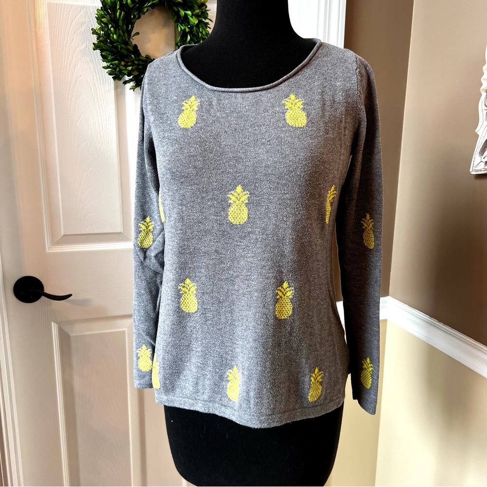 ⭐️ Old Navy Lightweight Sweater Gray with Pineapple Print size SMALL - Picture 2 of 12